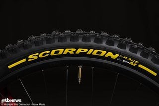 Der Pirelli Scorpion Race M soll besonders vielseitig sein und seine Stärken auf festem Untergrund ausspielen.