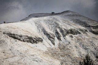 Über Nacht gab es einen Temperatursturz und schneebedeckte Hänge.