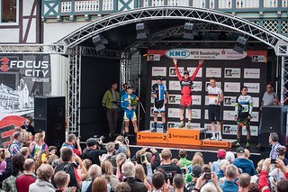Moritz Milatz vor Fabian Giber, Markus Schulte-Lünzum, Emil Lindgren und Martin Loo.