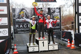 Trainer und Schützling gemeinsam auf dem Podest: Näf siegt beim Cross Rennen in Albstadt vor Schelb. Trainer und Schützling gemeinsam auf dem Podest: Näf siegt beim Cross Rennen in Albstadt vor Schelb.