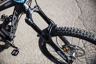 Die SR Suntour Durolux R2C2 sorgt an der Front für die nötige Kontrolle.