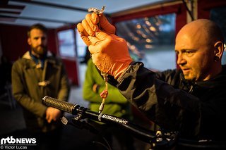 Carsten Wollenhaupt von SRAM demonstriert die einfache Entlüftung des Systems