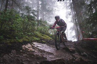 Rutschige Rockslabs und Wurzeln sind nach dem Regen von Samstagnacht die Regel des Tages.
