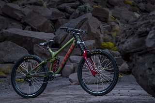 Ein olivgrünes Fahrrad mit roten Akzenten, das ist sehr schön. Ein olivgrünes Fahrrad mit roten Akzenten, das ist sehr schön.