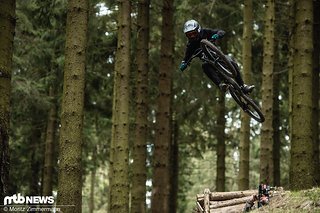 Am besten funktioniert das Slash, wenn man einfach beherzt am Lenker reißt und den Enduro-Boliden in die Lüfte bewegt Am besten funktioniert das Slash, wenn man einfach beherzt am Lenker reißt und den Enduro-Boliden in die Lüfte bewegt