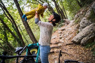 2020 hat Ines Thoma ihre erfolgreiche Karriere als Enduro-Profi unterbrochen, da Tochter Romy im Anmarsch war