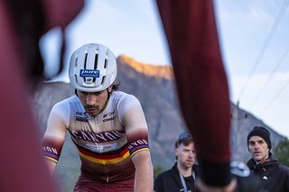 Voller Fokus bei Andreas Seewald. Der deutsche Marathon-Meister will gemeinsam mit Marc Stutzmann in Richtung Podium. Den Canyon Sidi-Fahrern fehlten am Ende des Tages knapp 6 Minuten zu den Top 3. Voller Fokus bei Andreas Seewald. Der deutsche Marathon-Meister will gemeinsam mit Marc Stutzmann in Richtung Podium. Den Canyon Sidi-Fahrern fehlten am Ende des Tages knapp 6 Minuten zu den Top 3.