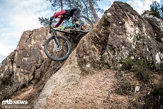 Das Specialized Enduro Pro 29 eignet sich dank der ausgewogenen Geometrie, des effizienten Fahrwerks und der praktischen Verstaumöglichkeiten hervorragend für ausgedehnte Enduro-Runden Das Specialized Enduro Pro 29 eignet sich dank der ausgewogenen Geometrie, des effizienten Fahrwerks und der praktischen Verstaumöglichkeiten hervorragend für ausgedehnte Enduro-Runden