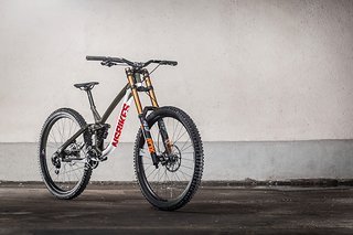 Das NS Bikes Fuzz 29 rollt auf 29"-Laufrädern und verfügt über 200 mm Federweg an der Front und über 190 mm am Heck