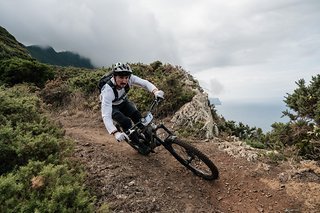 Phil Atwills Bike hat es leider nicht zum Rennen geschafft … hier ist er auf einem uralten Propain unterwegs und gibt alles. Wenn es sein muss auch ohne Kette.