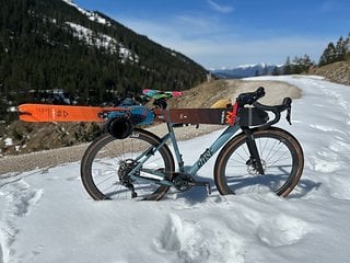 Mit dem Gravel-Bike zum Berg, um anschließend eine Skitour zu machen? Für Stefanus die perfekte Kombination!