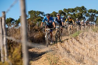 Zwei der größten Cape Epic Fahrer auf einem Bild: Karl Platt vorne und Christoph Sauser an dritter Position. Der Schweizer fährt gemeinsam mit Cory Wallace in der Masters Kategorie und wurde dort heute Dritter. Zwei der größten Cape Epic Fahrer auf einem Bild: Karl Platt vorne und Christoph Sauser an dritter Position. Der Schweizer fährt gemeinsam mit Cory Wallace in der Masters Kategorie und wurde dort heute Dritter.