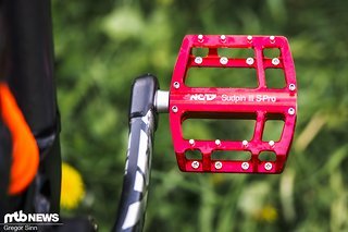Die Flatpedal-Tester durften ihre Füße auf NC17 Sudpin-Pedalen ruhen lassen. Die Flatpedal-Tester durften ihre Füße auf NC17 Sudpin-Pedalen ruhen lassen.