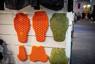 Auch Protektoren jedweder Form und Farbe gab es zu bestaunen