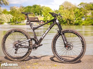 Unser Test-Bike, das Linkin Trail Race Day, mit breiten 2,4" Onza Reifen. Unser Test-Bike, das Linkin Trail Race Day, mit breiten 2,4" Onza Reifen.