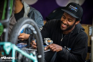 Elliot Jackson ist neu bei Giant unter Vertrag und genoss die gemeinsame Autogramm-Stunde mit seinen neuen Teamkollegen