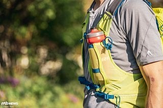 Insgesamt vier Taschen finden sich auf den beiden Brustgurten