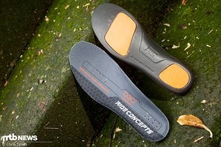 Die belüftete und gedämpfte Einlegesohle haben die beiden Schuhe gemeinsam