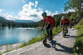 Mit dem Mini-BMX vor malerischer Landschaft Mit dem Mini-BMX vor malerischer Landschaft