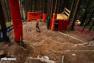 Im unteren Wald-Stück ist die Strecke insgesamt sehr gerade und schnell abgesteckt. Das dürfte für viel Action und Rennläufe am absoluten Limit sorgen.