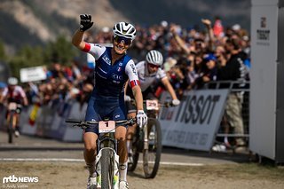 Mit einem Lächeln zum letzten Mal über einen Zielstrich im Mountainbike-Business