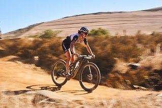 Stefanie Walter fährt ein gutes Rennen und ist die einzige deutsche Fahrerin im Spitzenfeld beim Cape Epic 2025. Gemeinsam mit Constanza Fasolis wurde sie heute Neunte. Stefanie Walter fährt ein gutes Rennen und ist die einzige deutsche Fahrerin im Spitzenfeld beim Cape Epic 2025. Gemeinsam mit Constanza Fasolis wurde sie heute Neunte.
