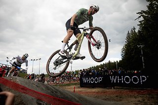 Nach dem erfolgreichen Saisonauftakt in Brasilien holte sich Luca den Sieg beim BikeTheRock in Heubach, bevor es dann ab nach Nové Město ging. Der erste Weltcup auf europäischem Boden in dieser Saison.