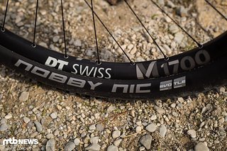 Breite Schwalbe Nobby Nic-Reifen rollen auf DT Swiss M1700 Spline-Laufrädern