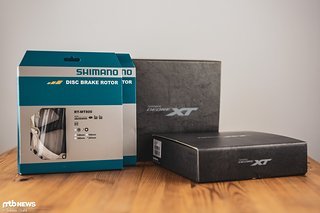 Unser Bremsenset besteht aus den neuen Shimano XT BL-M8100-Bremshebeln und den dicken Shimano XT BR-M8120-Bremssätteln vorne und hinten Unser Bremsenset besteht aus den neuen Shimano XT BL-M8100-Bremshebeln und den dicken Shimano XT BR-M8120-Bremssätteln vorne und hinten