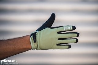 Die POC Resistance Enduro Handschuhe lassen sich per Klett anpassen und schlagen mit einem Kaufpreis von 60 € zu Buche.