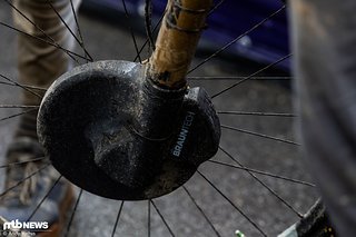 Das Bremsen-Cover von Bruni ist an immer mehr Bikes zu sehen und dürfte bei schwierigen Bedingungen in Loudevielle definitiv Vorteile gebarcht haben.