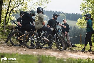 Top: Unsere bis in die Haarspitzen motivierte Testcrew, die sich hier von unserem alten Hasen Gregor Geschichten von damals anhört.