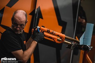 Das Team von Fox hatte alle Hände voll zu tun, um nach dem anspruchsvollen Rennen in Val di Sole wieder die Fahrwerke in Schuss zu bringen.