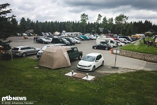 Langsam füllt sich der Parkplatz Langsam füllt sich der Parkplatz