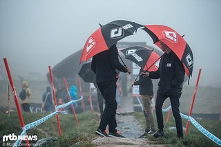 Generell war zu beobachten, dass erfahrene Fahrer, wie hier Connor Fearon mit seinem Kona-Team, den Trackwalk ziemlich gelassen nahmen.