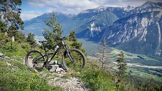 An der Front ist eine RockShox Yari mit 165 mm Federweg verbaut.
