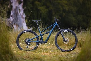 Auch in Blue Velvet ist das kurzhubige Trail-Bike erhältlich.