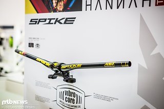 Der Spank Spike Vibrocore-Lenker wird im World Cup unter anderem von Mick Hannah gefahren. Der Schaumkern soll Schwingungen dämpfen und so die Belastung auf Hände und Unterarme reduzieren