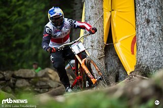 Aaron Gwin's Sattel blieb nach leichten Turbulenzen im zweiten Waldstück in seiner Hose hängen und er stürzte dadurch recht heftig – verletzte sich dabei glücklicherweise nicht. Sein Filmer meinte dazu nur "He is a monster."