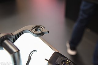 Die neue Radcomputerhalterung erlaubt es von unten den Akku zu befestigen Die neue Radcomputerhalterung erlaubt es von unten den Akku zu befestigen