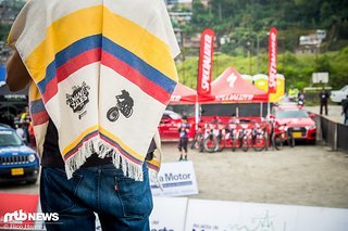 Witziger Poncho mit dem Logo des Rennens Witziger Poncho mit dem Logo des Rennens