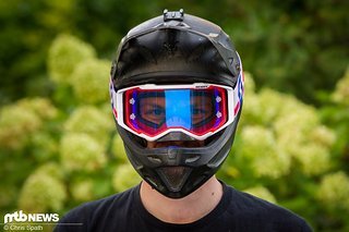 Zu Breit: die Höhe der Scott-Goggle passt für den Dissident, der Rahmen ist aber etwas zu breit für den schmalen Specialized-Helm. Zu Breit: die Höhe der Scott-Goggle passt für den Dissident, der Rahmen ist aber etwas zu breit für den schmalen Specialized-Helm.