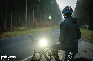 Gut: Das Rücklicht am Helm. Schlecht: Die Lampe auf voller Leistung kann andere Verkehrsteilnehmer blenden.