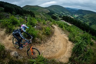 Bernard Kerr konnte das harte Rennen bislang zweimal gewinnen. Hier fetzt er er am Samstag im Trainings-Run durch die Kurven im oberen Teil.