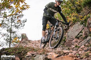 Wer sich ein Rad in der Welt zwischen Rennsport und Trailspaß sucht, wird sich zwangsläufig mit dem Canyon Lux Trail auseinandersetzen müssen. Wer sich ein Rad in der Welt zwischen Rennsport und Trailspaß sucht, wird sich zwangsläufig mit dem Canyon Lux Trail auseinandersetzen müssen.