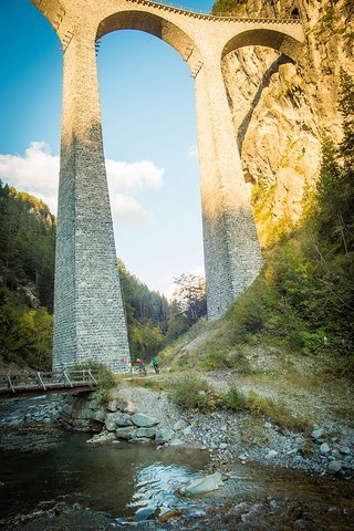 Das Landwasser-Viadukt: Im letzten Licht des Tages fahren wir nicht nur an einem Weltkulturerbe vorbei, sondern mitten hindurch. Das Landwasser-Viadukt: Im letzten Licht des Tages fahren wir nicht nur an einem Weltkulturerbe vorbei, sondern mitten hindurch.