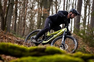 Die Stärke des KIS-Systems kann man innerhalb weniger Sekunden anpassen. Im mittleren Setting habe ich mich zu entkoppelt vom Untergrund und von der Front des Bikes gefühlt, was das Handling ungewohnt gemacht hat. Die Stärke des KIS-Systems kann man innerhalb weniger Sekunden anpassen. Im mittleren Setting habe ich mich zu entkoppelt vom Untergrund und von der Front des Bikes gefühlt, was das Handling ungewohnt gemacht hat.