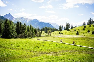 Nach einem kleinen Mittagspäusli am Moorsee rollen Ines und Caro über den Steg. Nach einem kleinen Mittagspäusli am Moorsee rollen Ines und Caro über den Steg.
