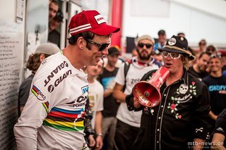 Der Meister: Rob Warner betritt die Bühne und tritt gegen den amtierenden Champion an