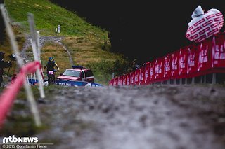 Schon in der ersten Runde setzt sich die Weltcupgesamtsiegerin Rissveds an die Spitze des Feldes.